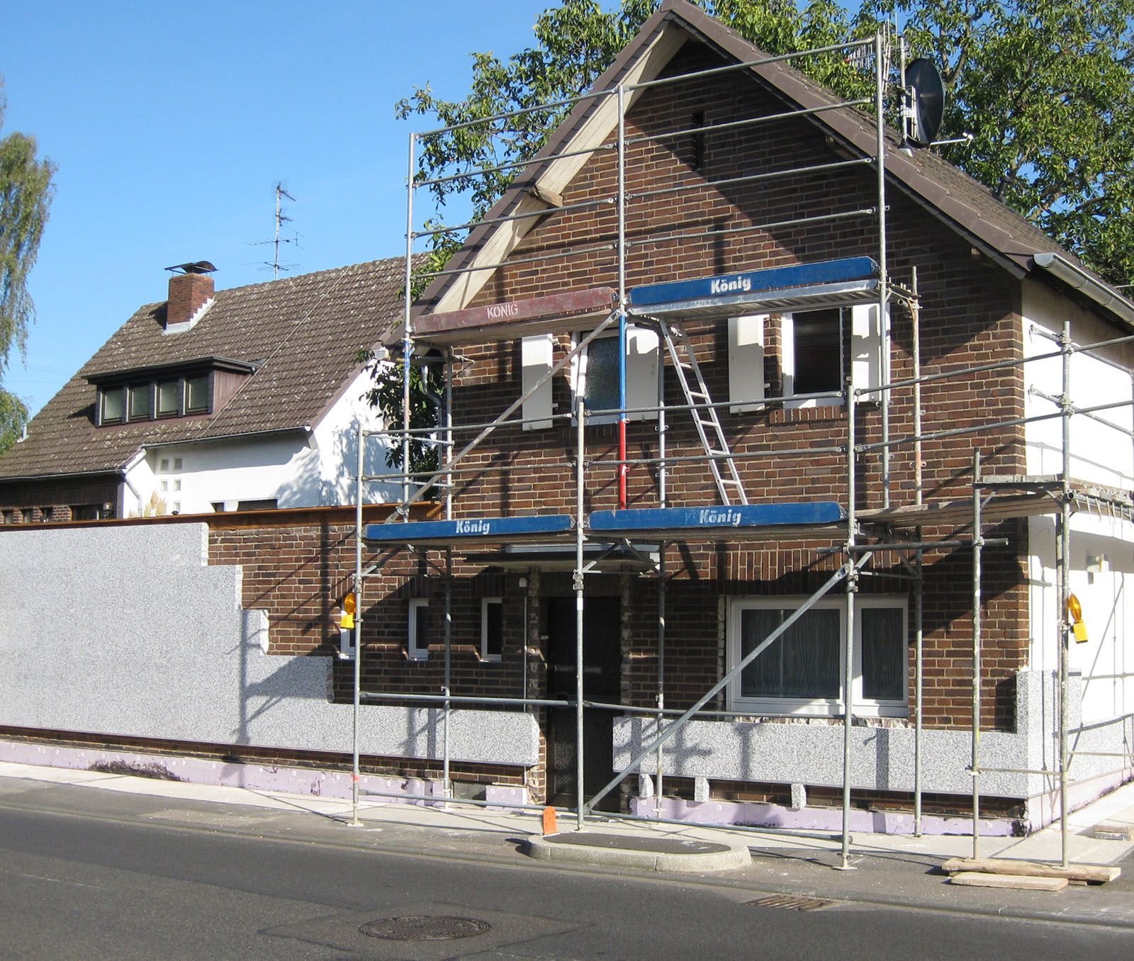 Eingerüstetes Wohnhaus während der Fassadenarbeiten