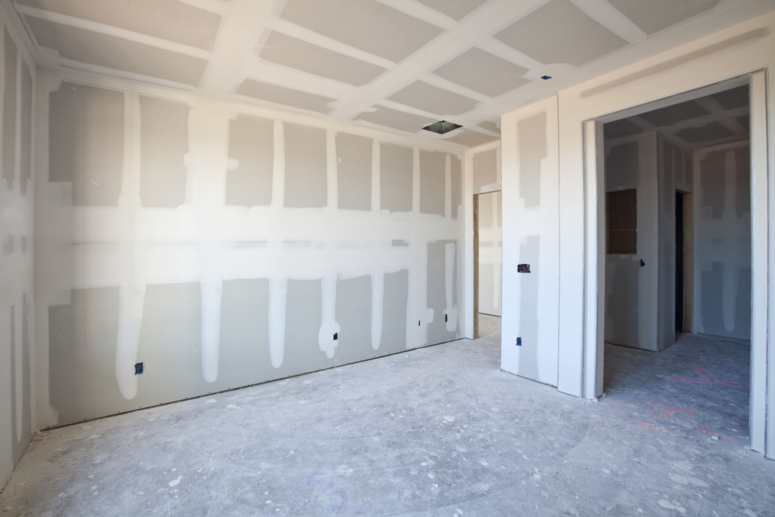 Neu ausgebauter Raum mit verspachtelten Trockenbauwänden und Decke